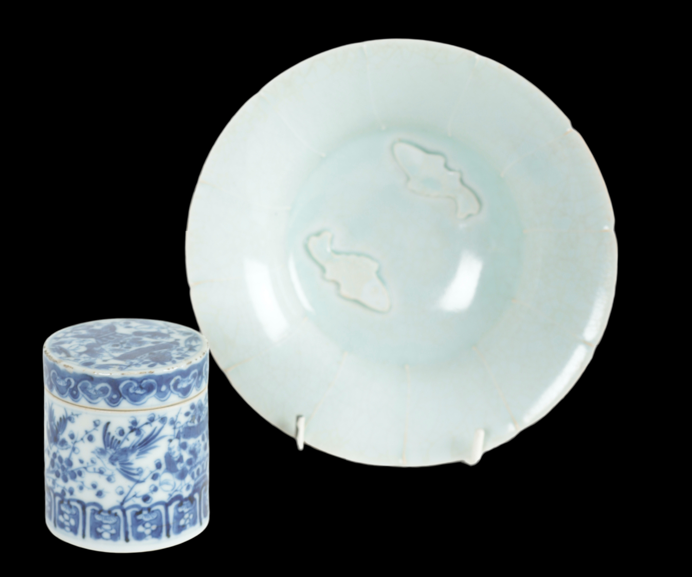 A CHINESE BLUE AND WHITE LIDDED 310998