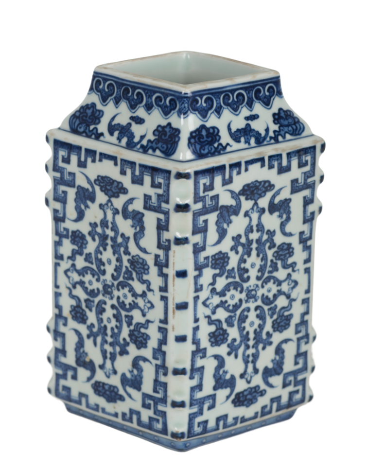 A CHINESE BLUE AND WHITE VASE with 3109cc