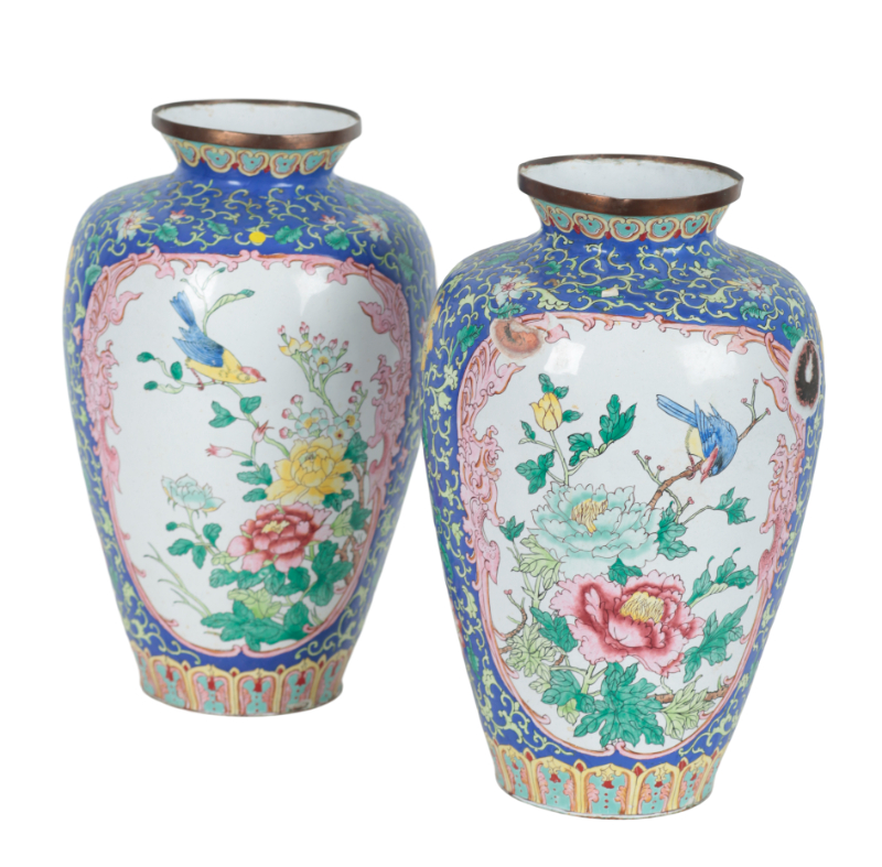 A PAIR OF CHINESE ENAMEL VASES 3109d4