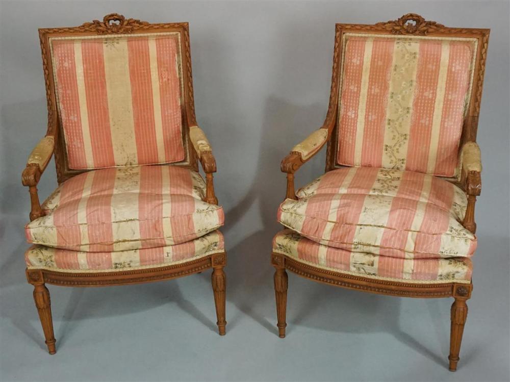 PAIR OF LOUIS XVI STYLE CARVED 31348f