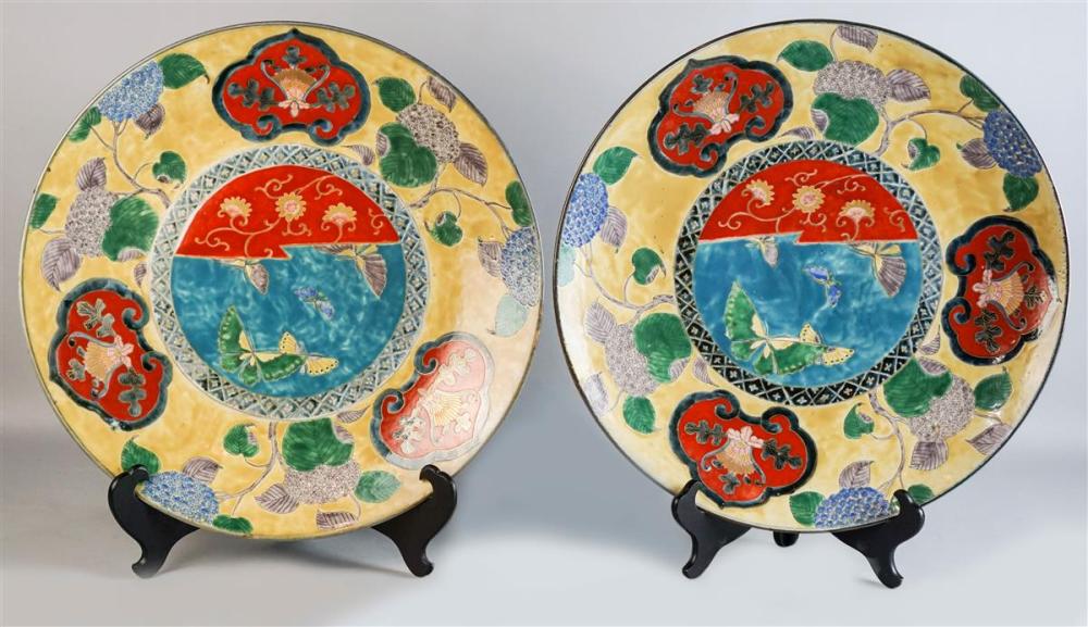 PAIR OF JAPANESE KUTANI STYLE CHARGERSPAIR 3134de