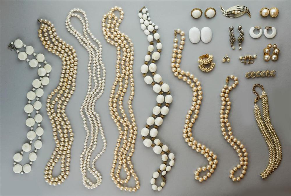 COLLECTION OF VINTAGE WHITE STONE 3134e9