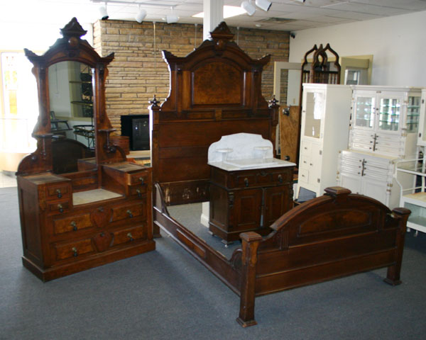 Three piece Victorian bedroom set  4ebca