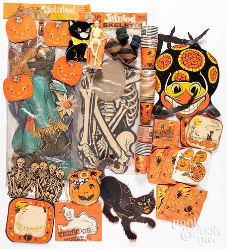 GROUP OF VINTAGE HALLOWEEN DECORATIONSGroup 3137ea