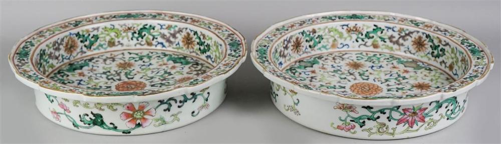 PAIR OF CHINESE FAMILLE ROSE CIRCULAR 313cbc