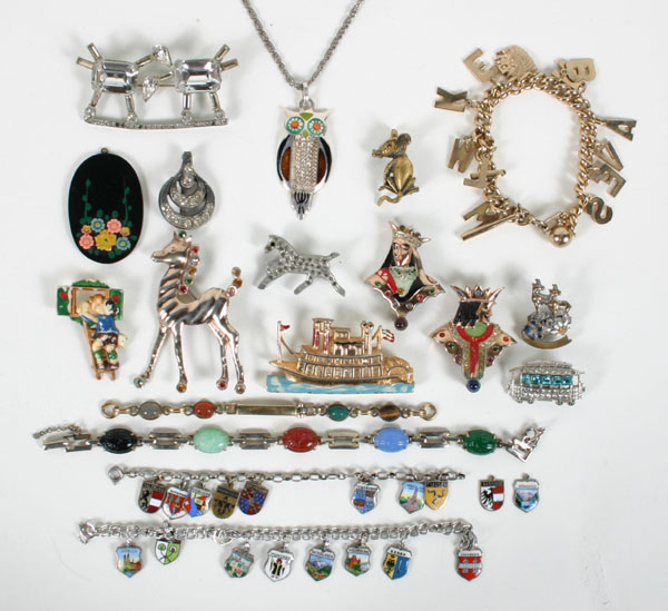 Fun vintage costume jewelry 17pc assortment;