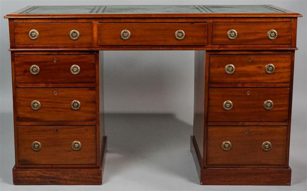 VICTORIAN MAHOGANY PEDESTAL DESKVICTORIAN 313ddf