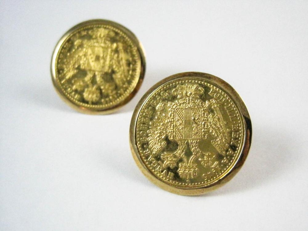 PAIR OF FOURTEEN KARAT GOLD CUFFLINKS,