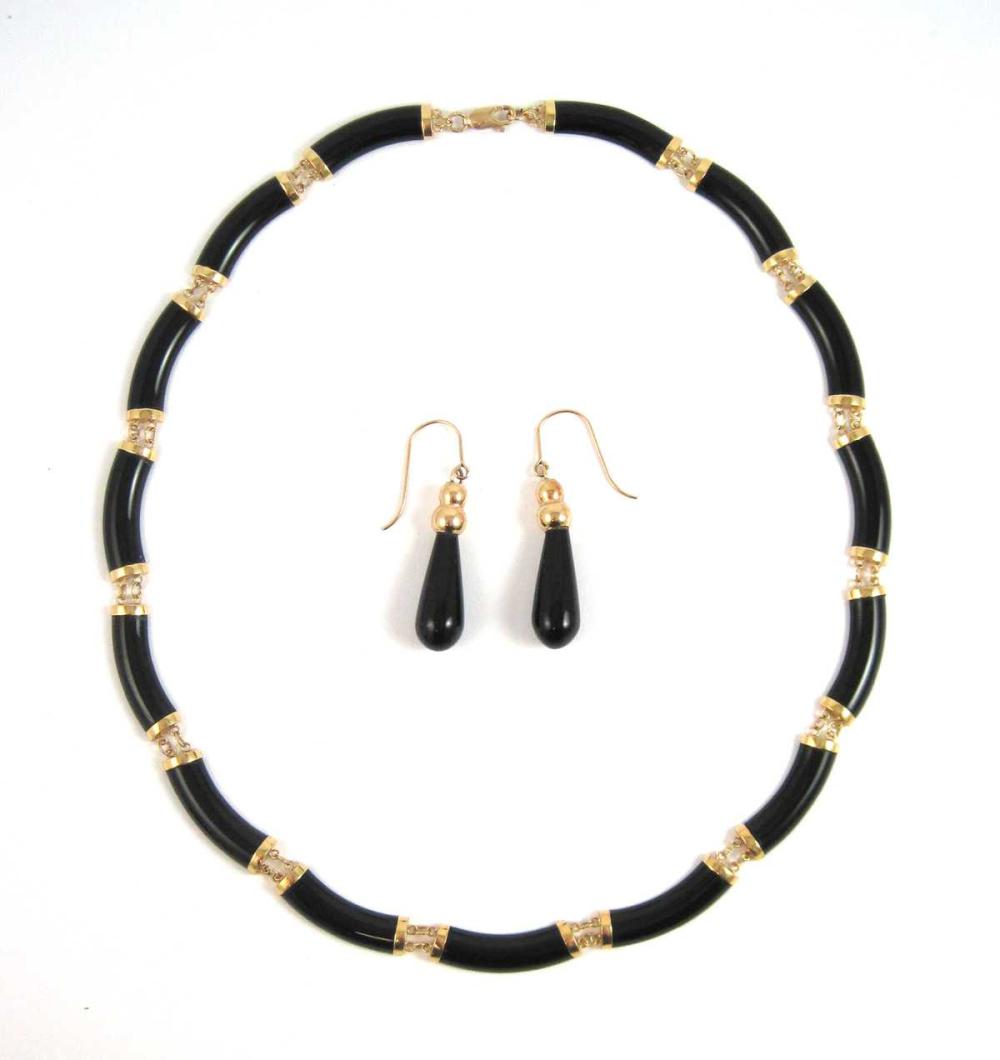 BLACK ONYX AND FOURTEEN KARAT GOLD 3140ea