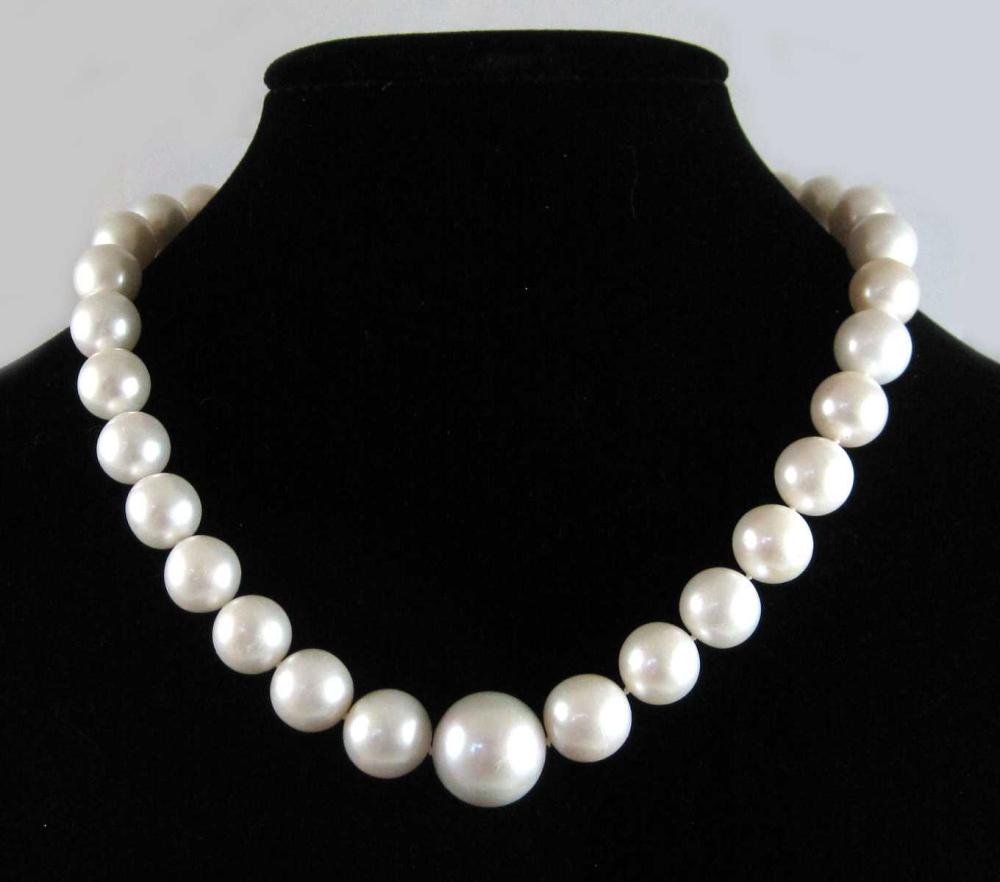 SOUTH SEA PEARL AND EIGHTEEN KARAT 31437d