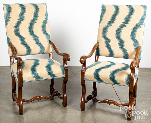 PAIR OF CONTEMPORARY UPHOLSTERED 3146c4