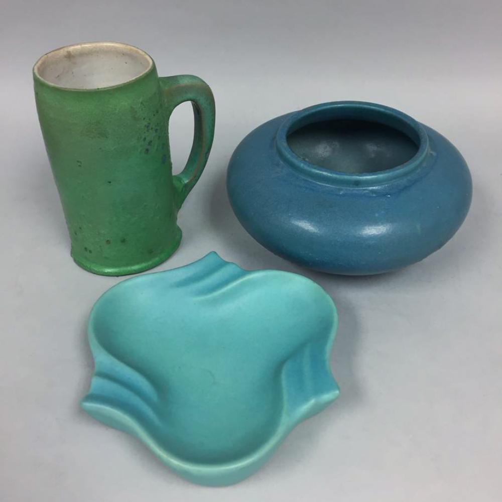 THREE VAN BRIGGLE ART POTTERY PIECESTHREE 31238d