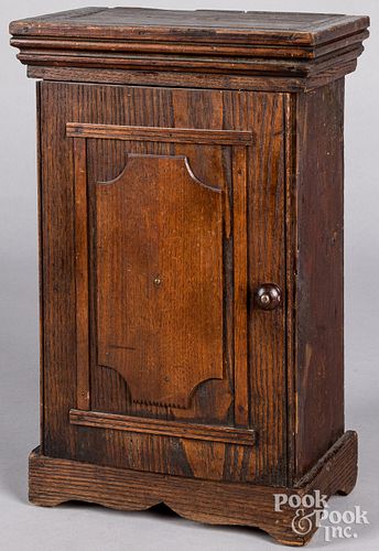 SMALL OAK TABLE TOP CABINET LATE 3126a2