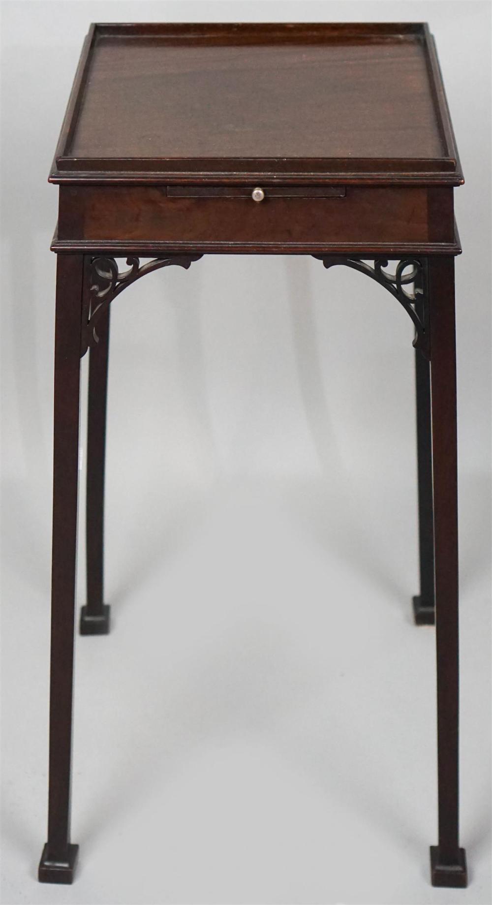 CHIPPENDALE STYLE MAHOGANY URN STANDCHIPPENDALE