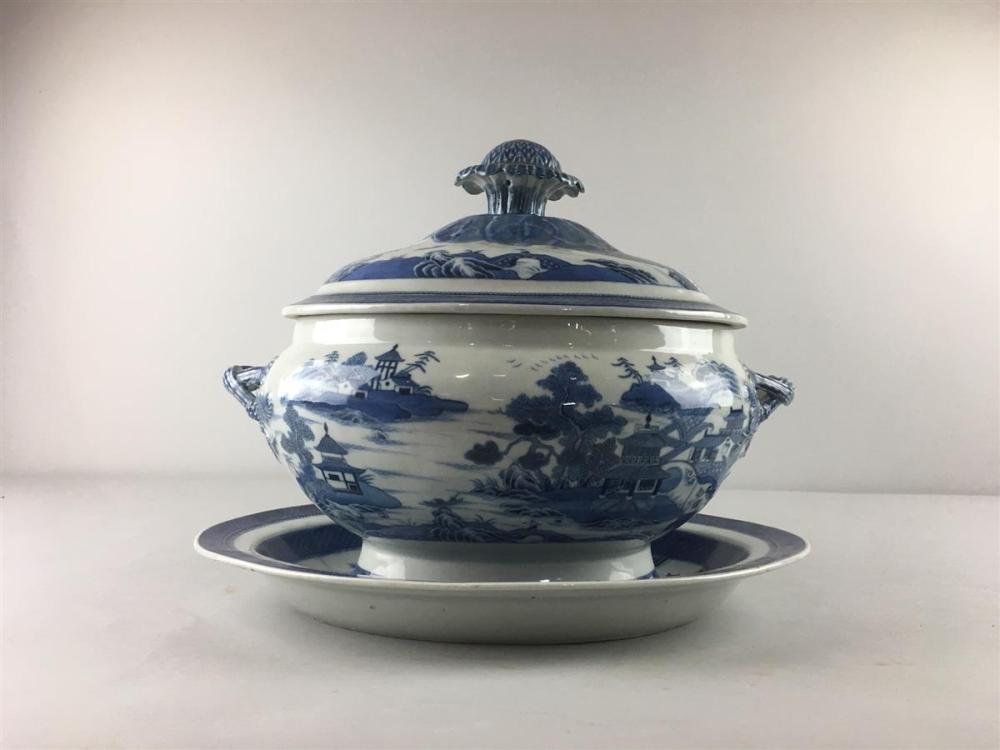 CHINESE EXPORT BLUE AND WHITE TUREEN,