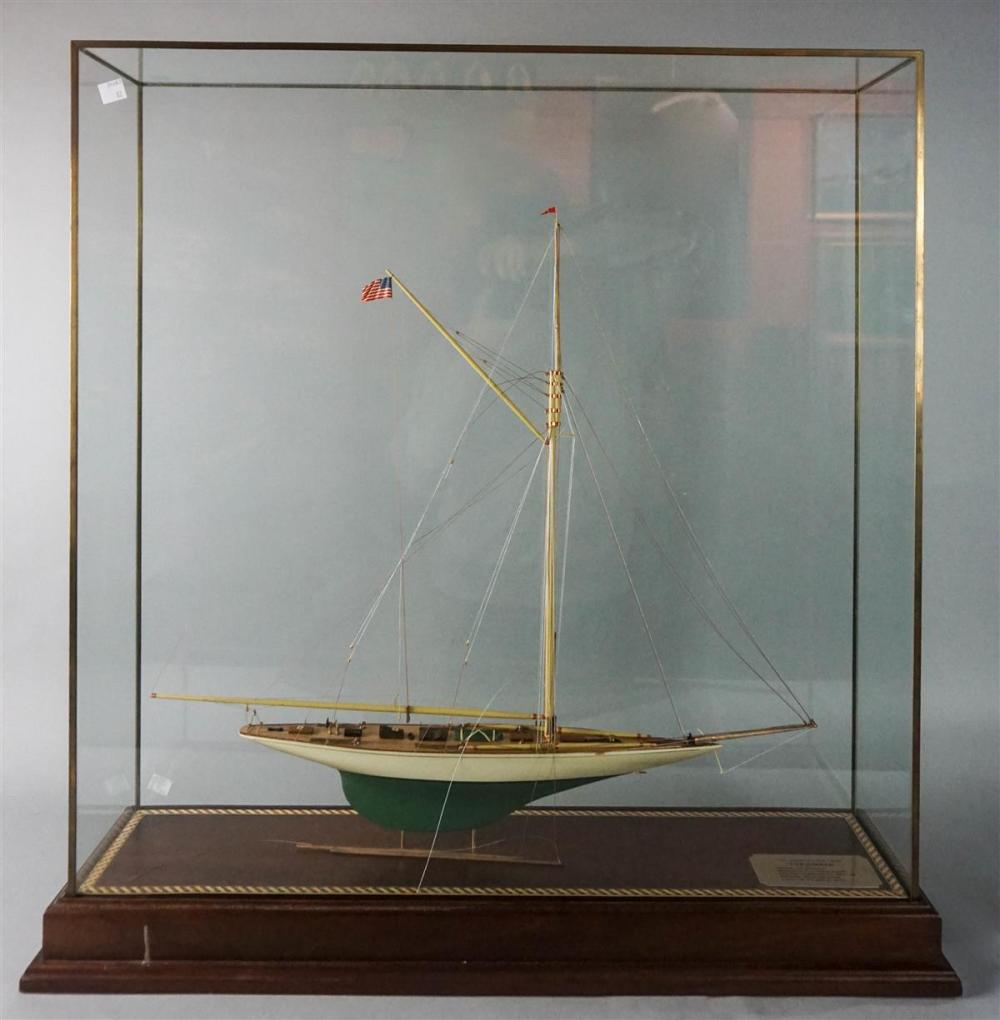 20TH CENTURY CASED MODEL OF YACHT 312fd9