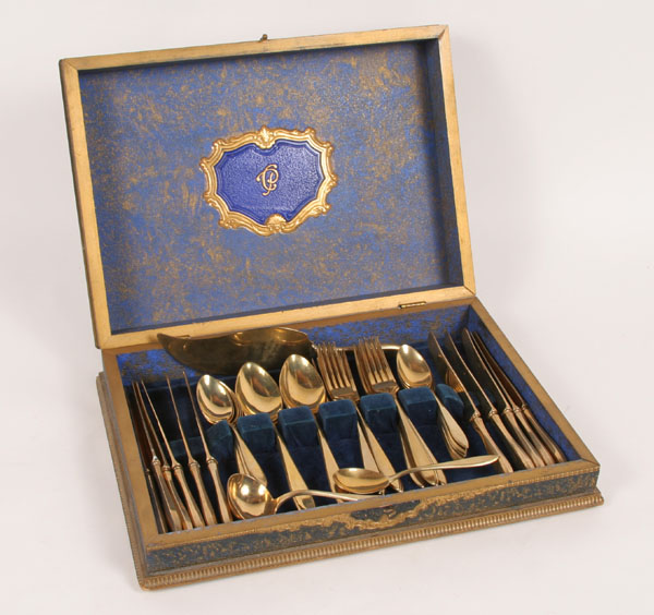 Set Duralyte flatware and serving