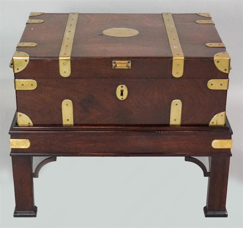 CAMPAIGN TRUNK OF MAHOGANY WITH 3130b5