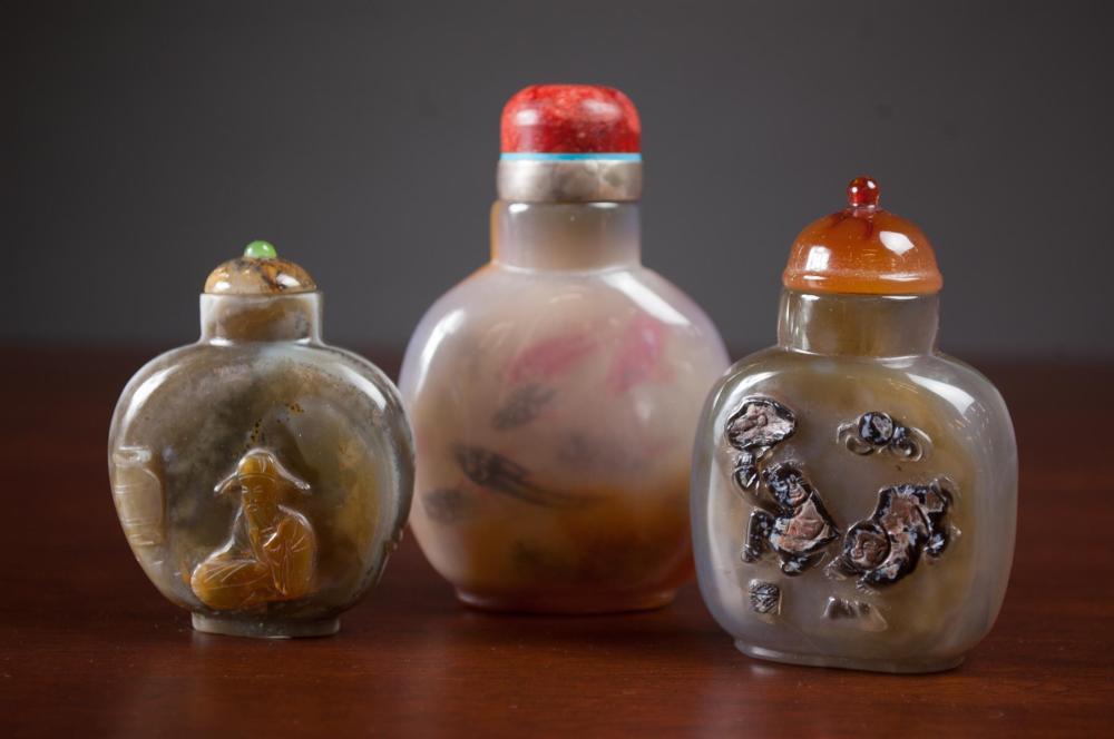 THREE CHINESE AGATE SNUFF BOTTLES,