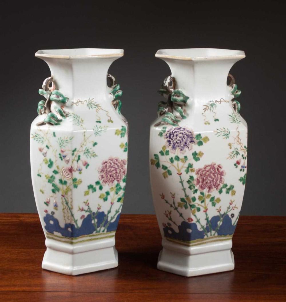 PAIR OF CHINESE FAMILLE ROSE PORCELAIN 315a41