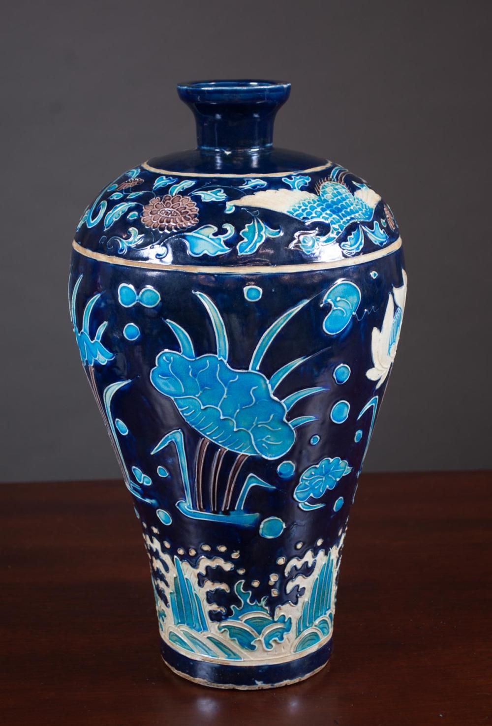 CHINESE FAHUA PORCELAIN VASE, ATTRIBUTED