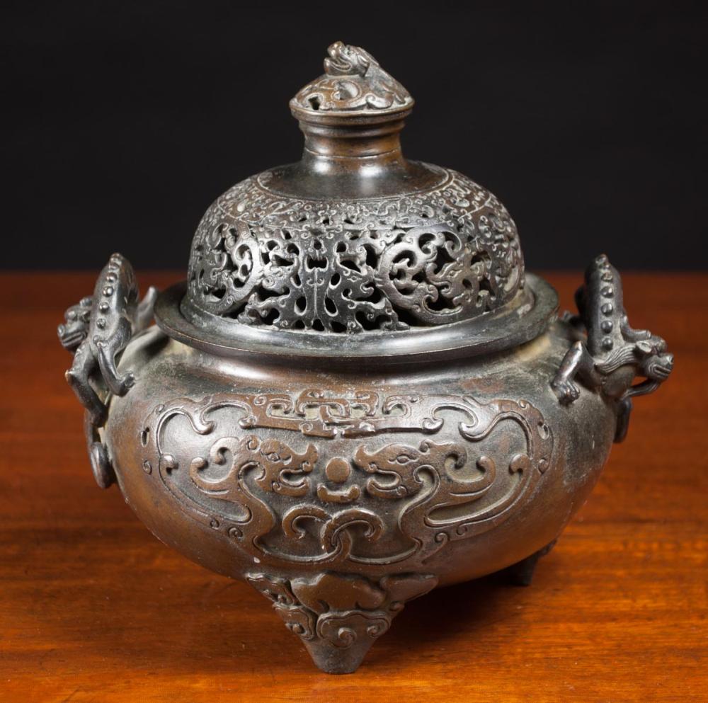 CHINESE BRONZE LIDDED CENSER TRI FOOTED 315a93