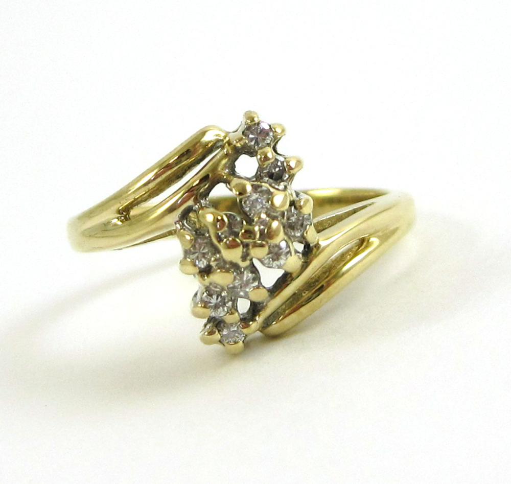 DIAMOND AND FOURTEEN KARAT GOLD 315b5a