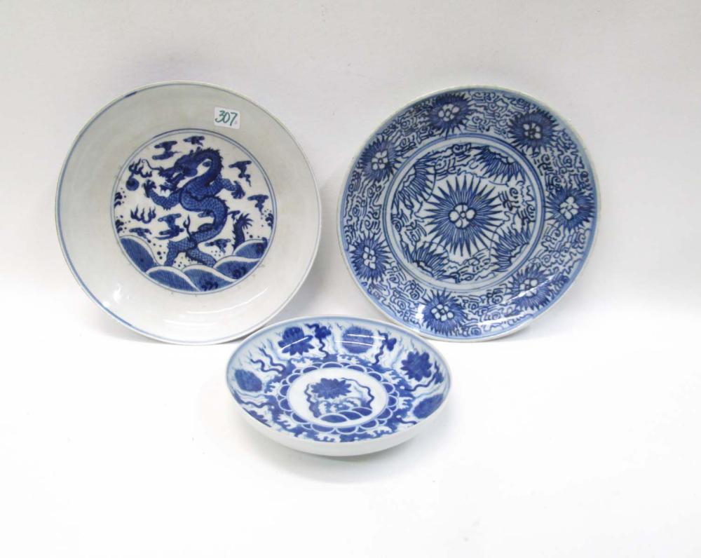 THREE CHINESE BLUE AND WHITE PORCELAIN 315c9e