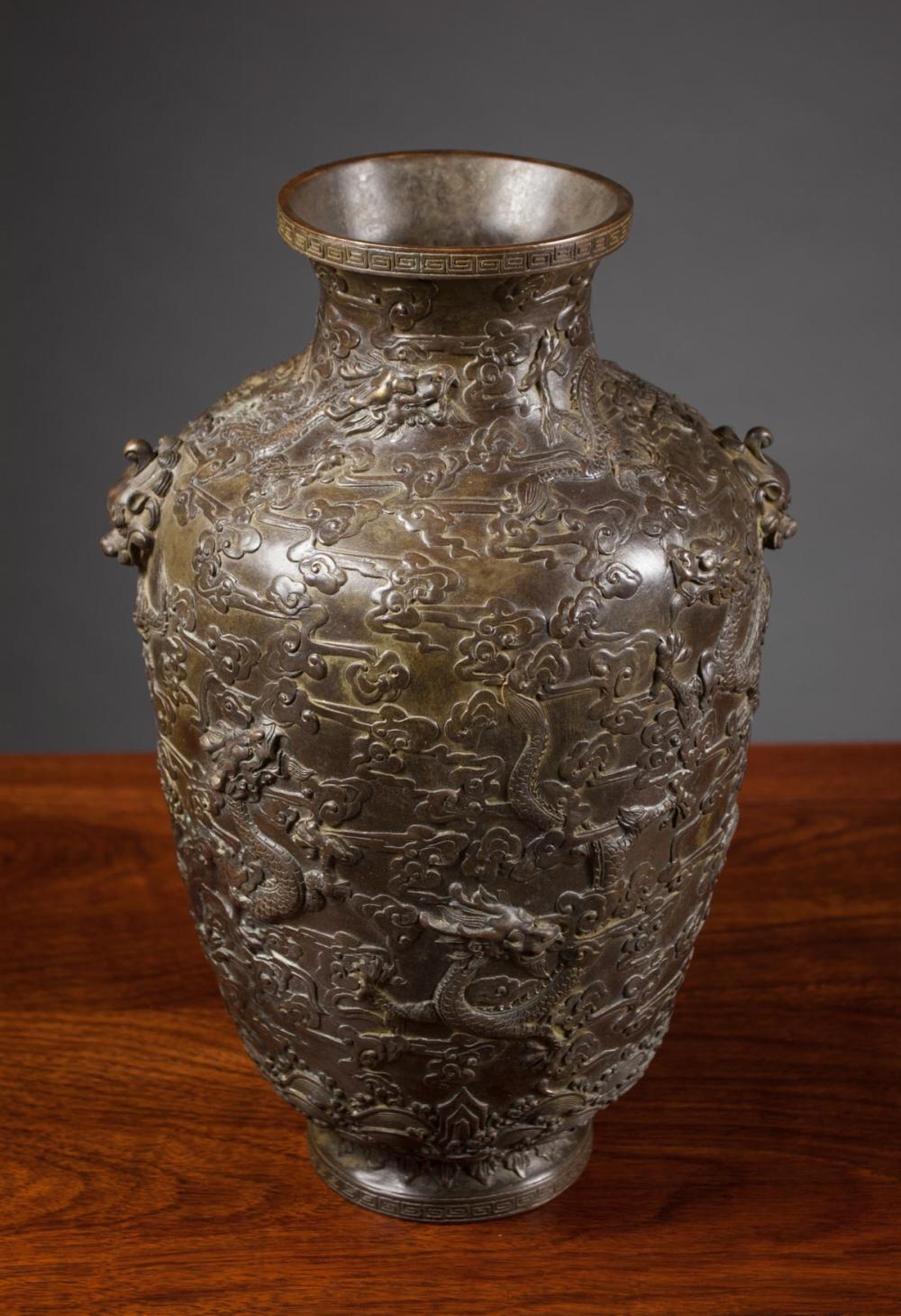 CHINESE BRONZE VASE ATTRIBUTED 315d1a