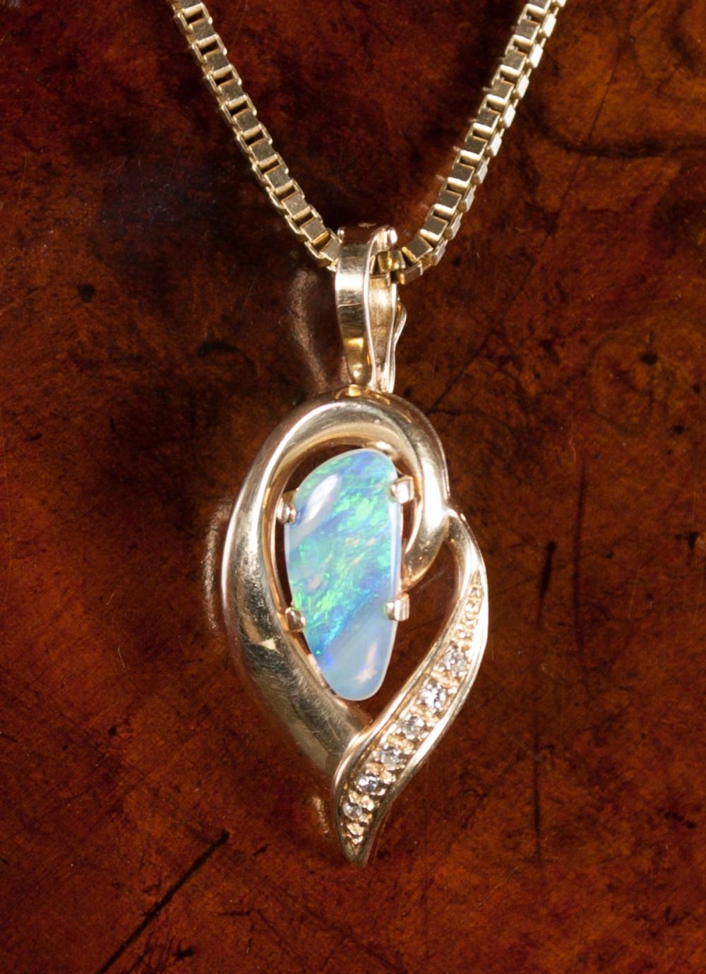 OPAL AND FOURTEEN KARAT GOLD PENDANT 315d5d