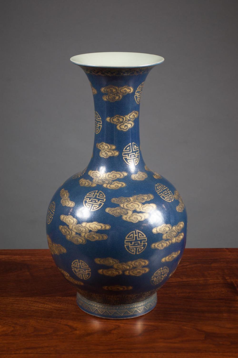 CHINESE GILT BLUE PORCELAIN VASE,