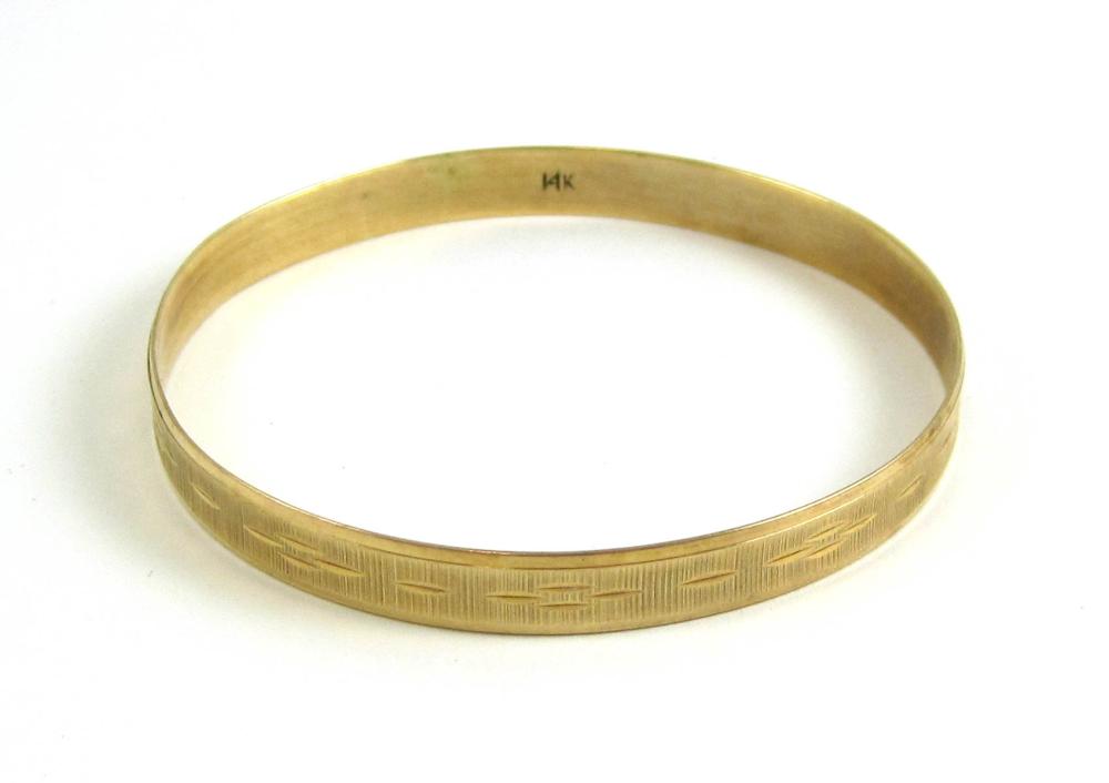 FOURTEEN KARAT YELLOW GOLD BANGLE  315e2b