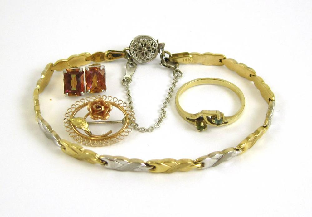 FIVE ARTICLES OF GOLD JEWELRY,