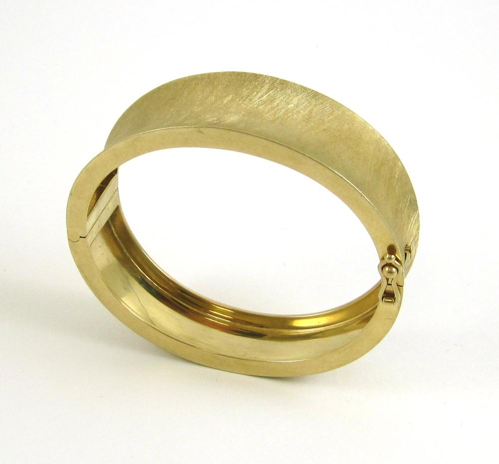 WIDE FOURTEEN KARAT GOLD BANGLE  315fc5