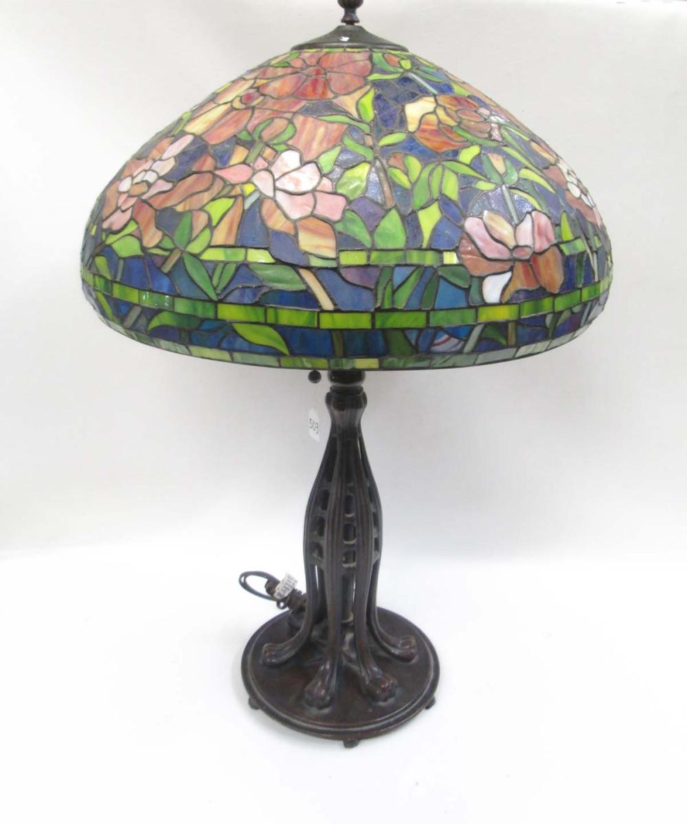 TIFFANY INSPIRED TABLE LAMP, HAVING