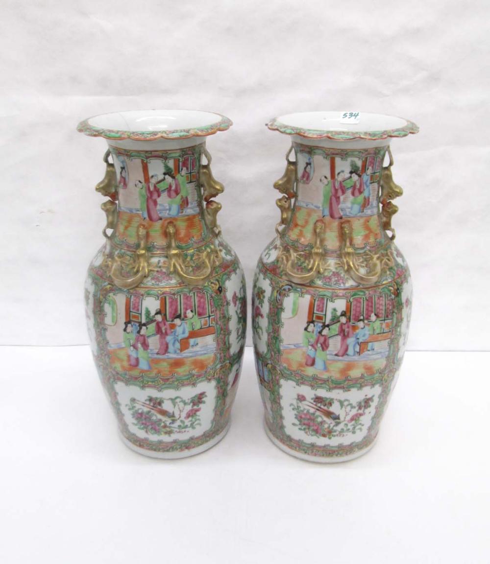 PAIR OF FAMILLE ROSE ENAMELED PORCELAIN