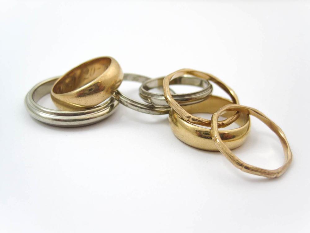 COLLECTION OF SIX GOLD BANDS 1  316257