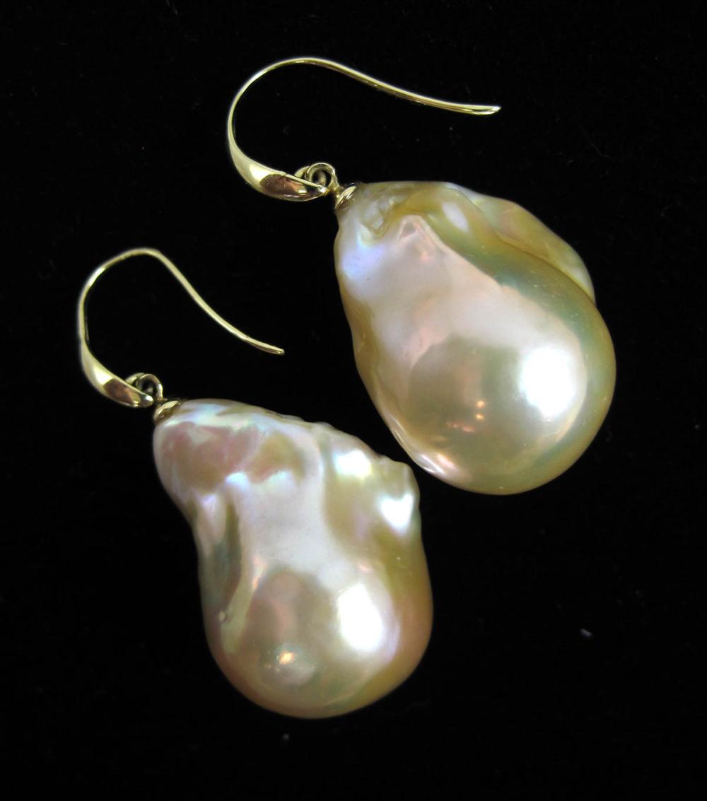 PAIR OF BAROQUE PINK PEARL DANGLE 31660e