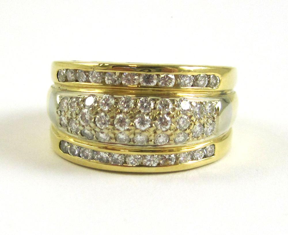 DIAMOND AND EIGHTEEN KARAT GOLD RING,