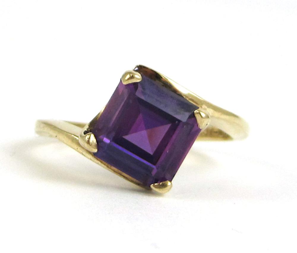 AMETHYST AND TEN KARAT GOLD RING  3166da