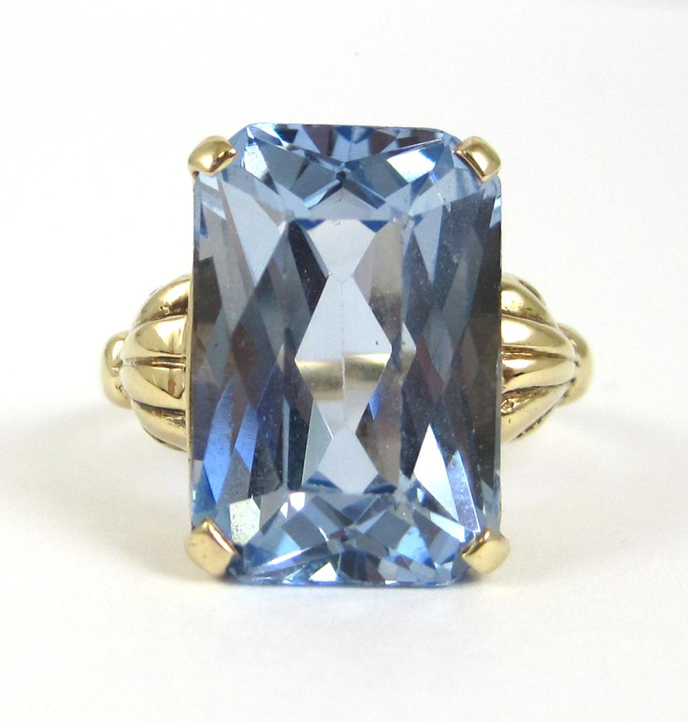 BLUE SPINEL AND TEN KARAT GOLD RING,