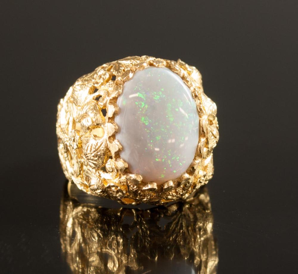 OPAL AND EIGHTEEN KARAT GOLD RING.