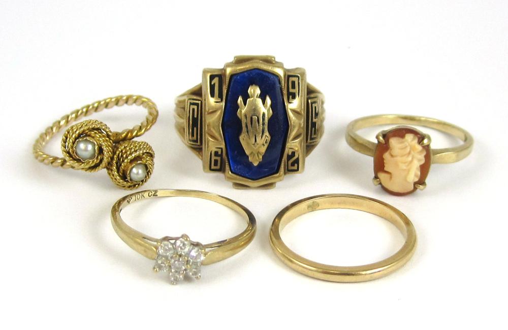 COLLECTION OF FIVE YELLOW GOLD