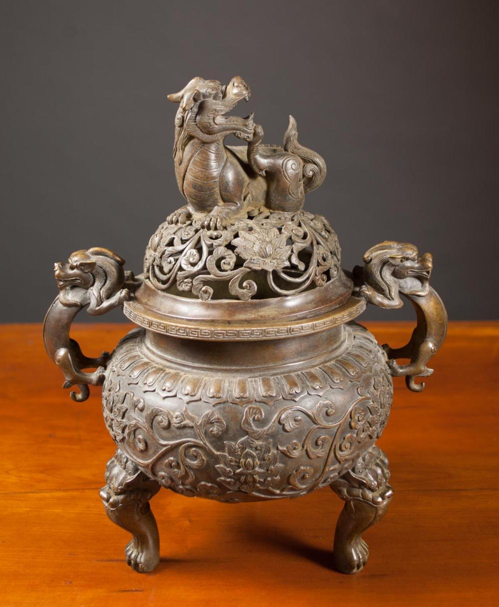 CHINESE BRONZE LIDDED CENSER TRI FOOTED 316b6d