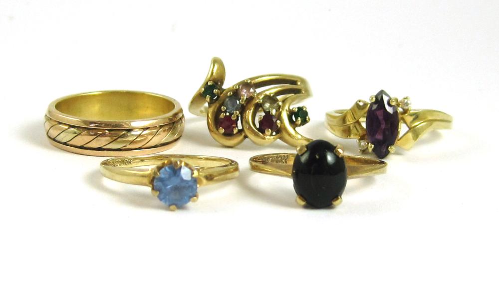 COLLECTION OF FIVE YELLOW GOLD 316ba2