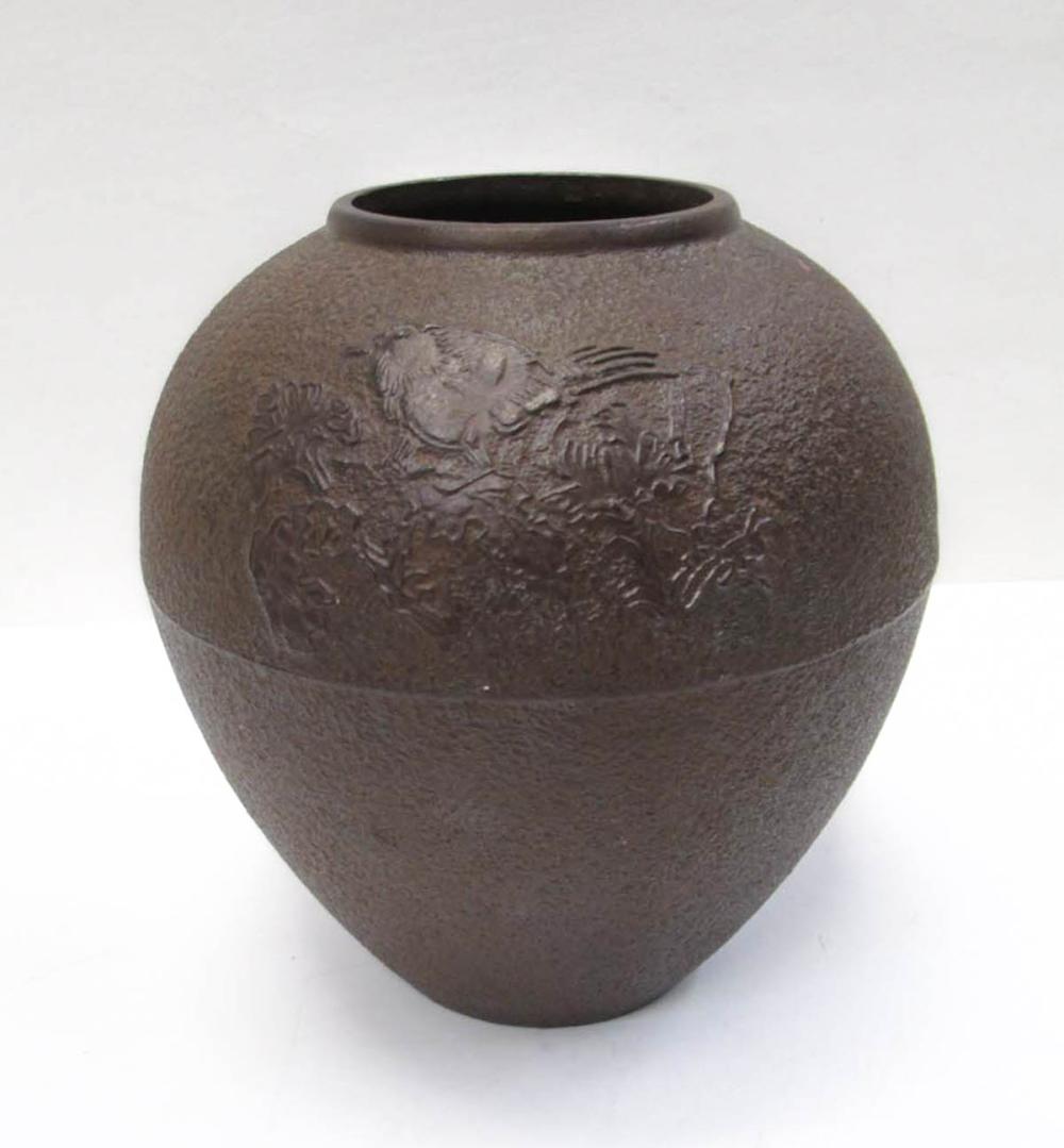 SIGNED JAPANESE BRONZE VASE WITH 316bc1