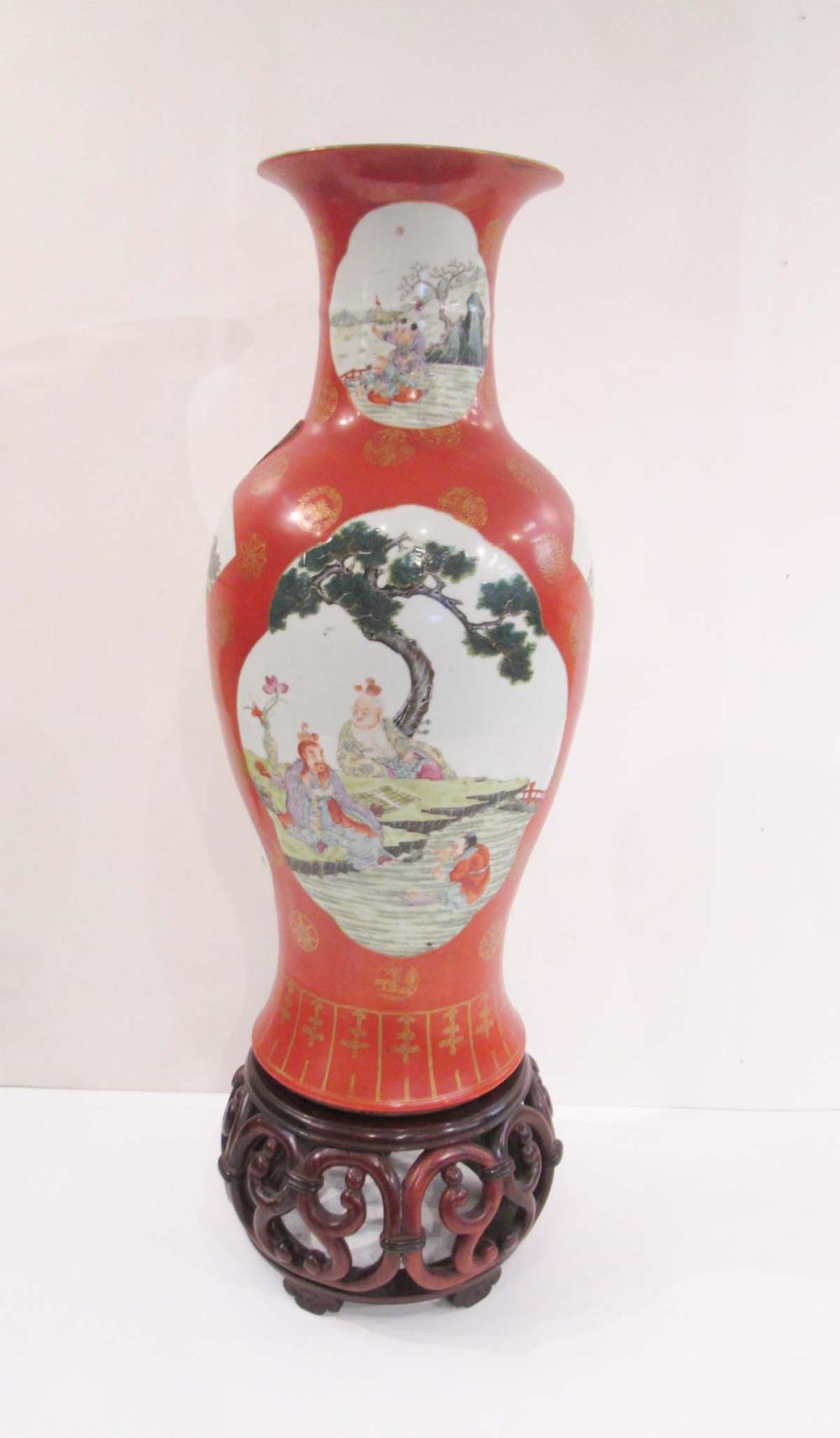 CHINESE PORCELAIN VASE ON STAND  316e79