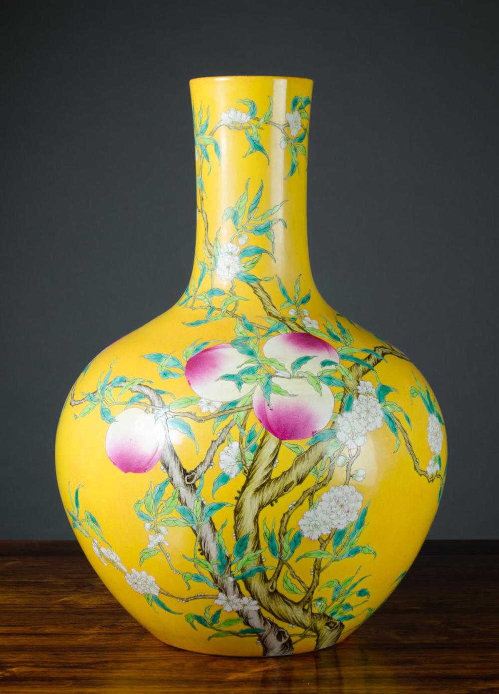 CHINESE PORCELAIN VASE, THE BOTTLE