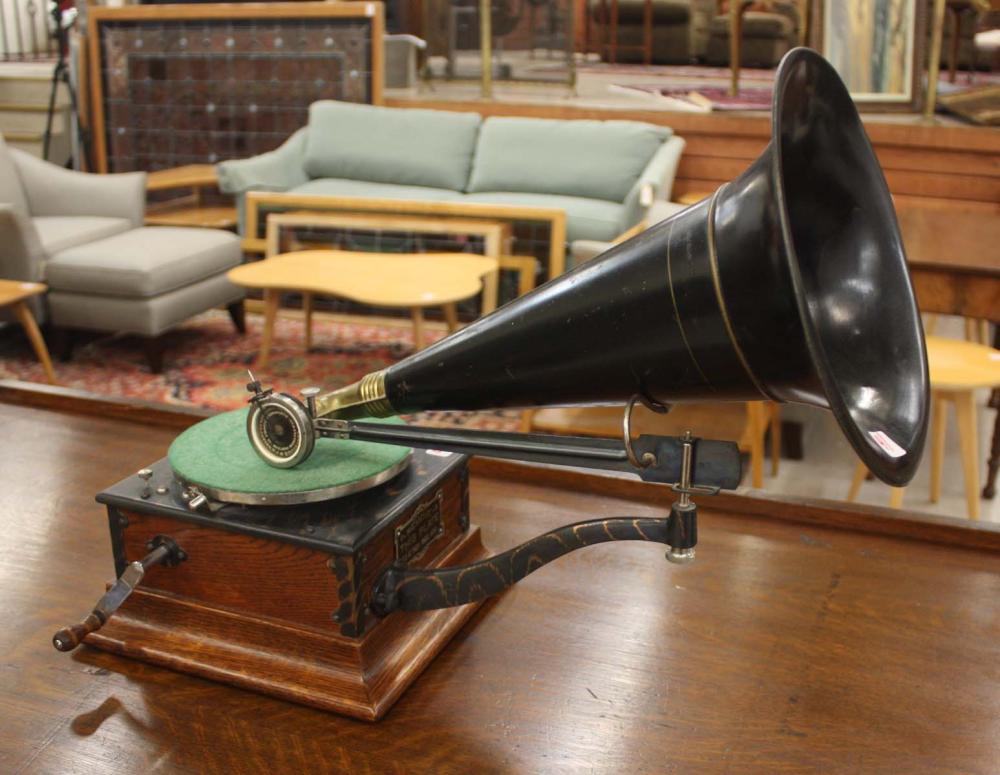 VICTOR DISC PHONOGRAPH WITH HORN, ROYAL
