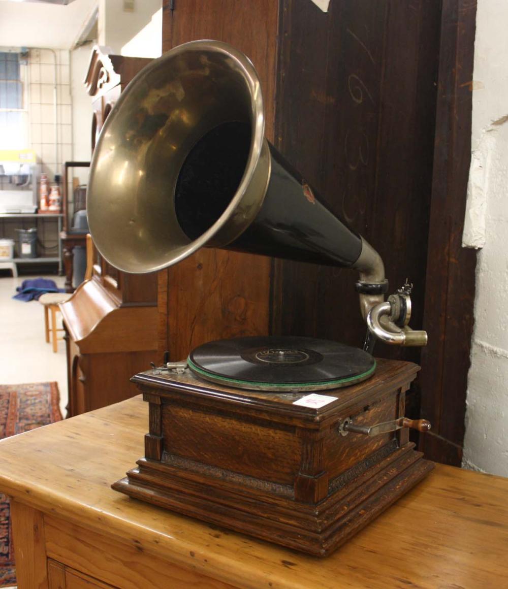 VICTOR DISC PHONOGRAPH WITH HORN  314b3b